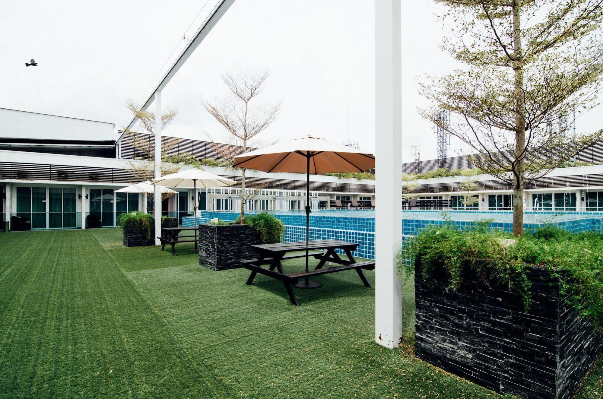 Hotel Sfera Lumut Exterior photo